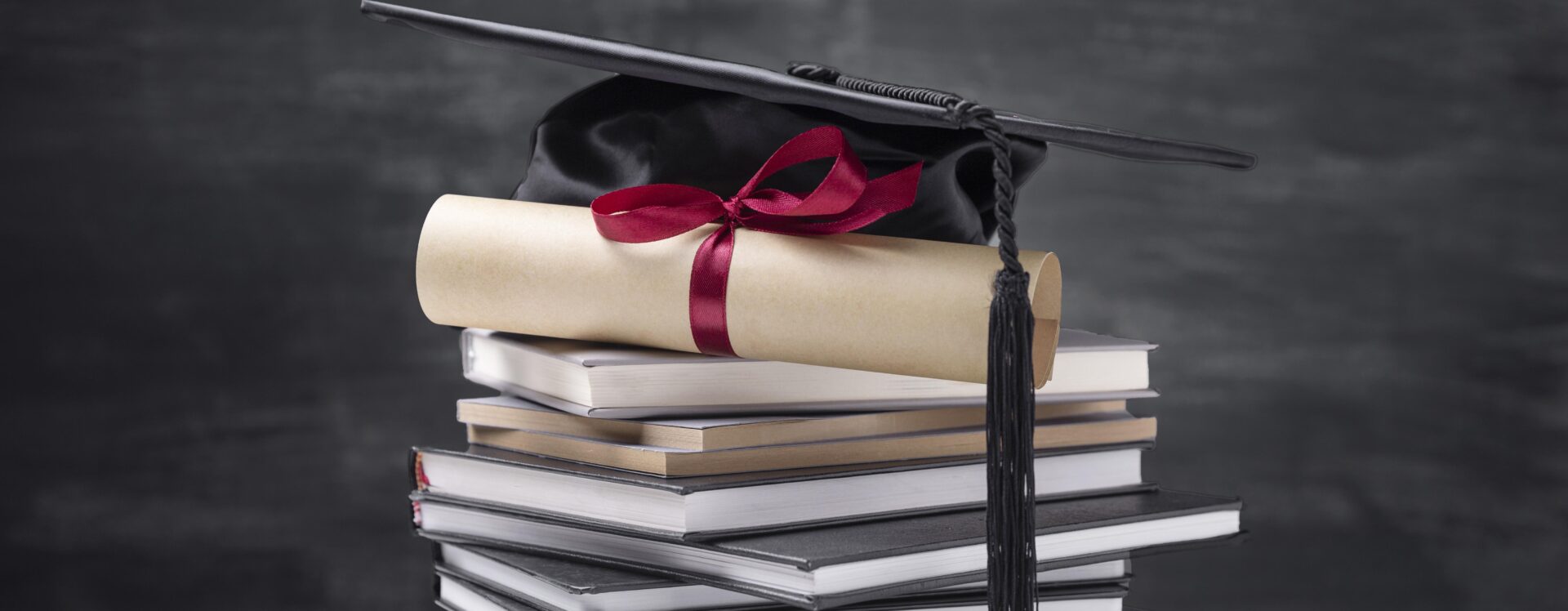 livros com diploma empilhados