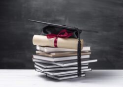 livros com diploma empilhados