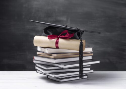 livros com diploma empilhados
