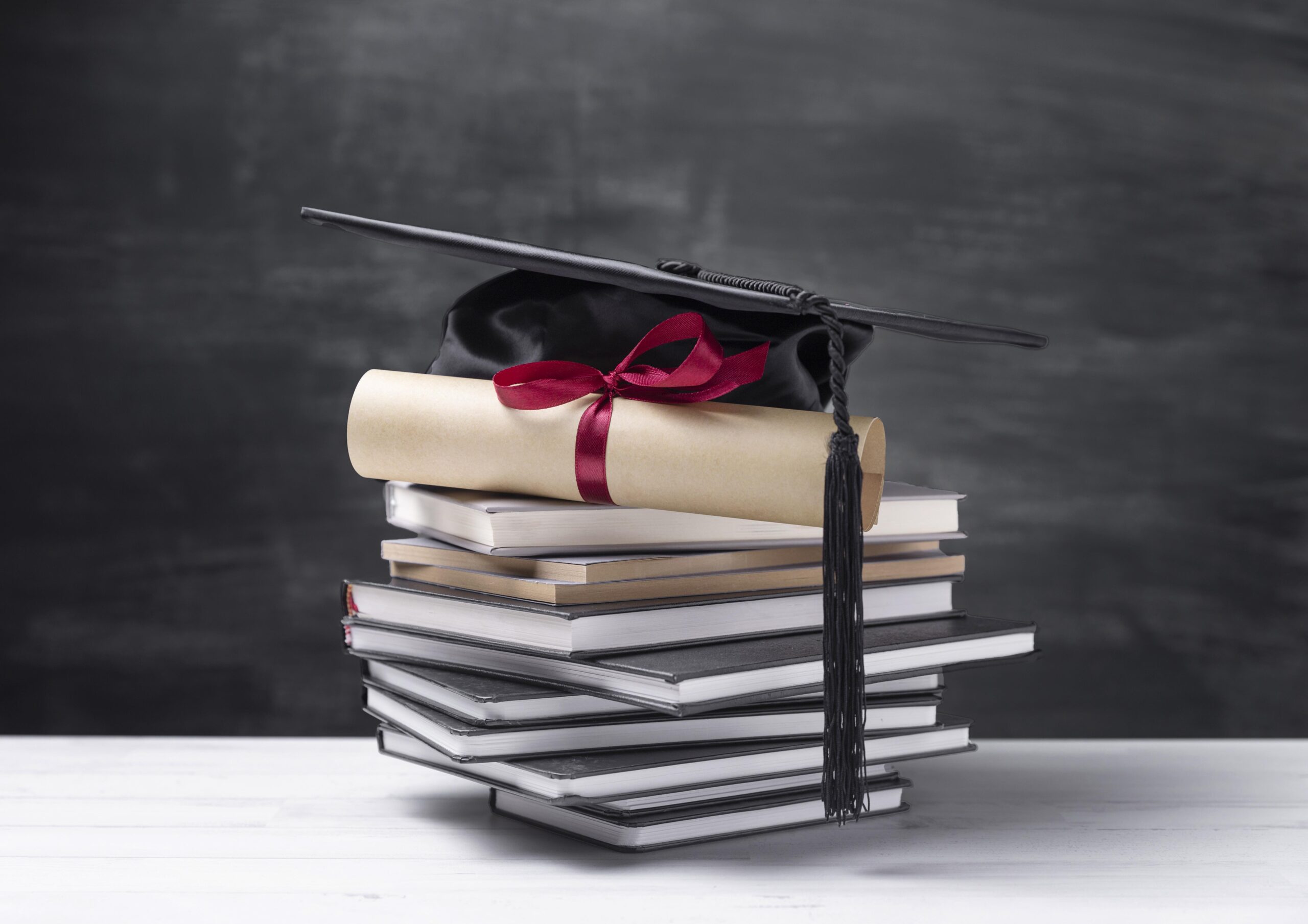 livros com diploma empilhados