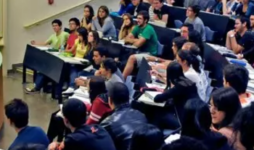 alunos em uma sala da aula aguardando o professor