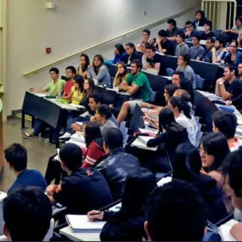 alunos em uma sala da aula aguardando o professor