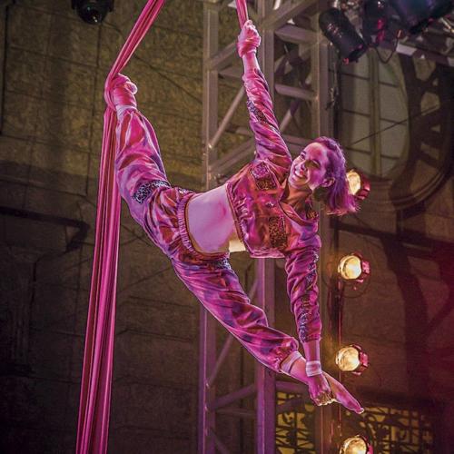 A educadora física Leonora Cardani, pesquisadora do Circus-UNICAMP, em Urutu, espetáculo de formatura da turma de 2022 da Escola Nacional de Circo (RJ)