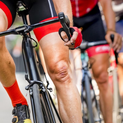 duas pernas de ciclistas pedalando a bicicleta