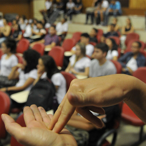 Palestra sobre educação inclusiva com público